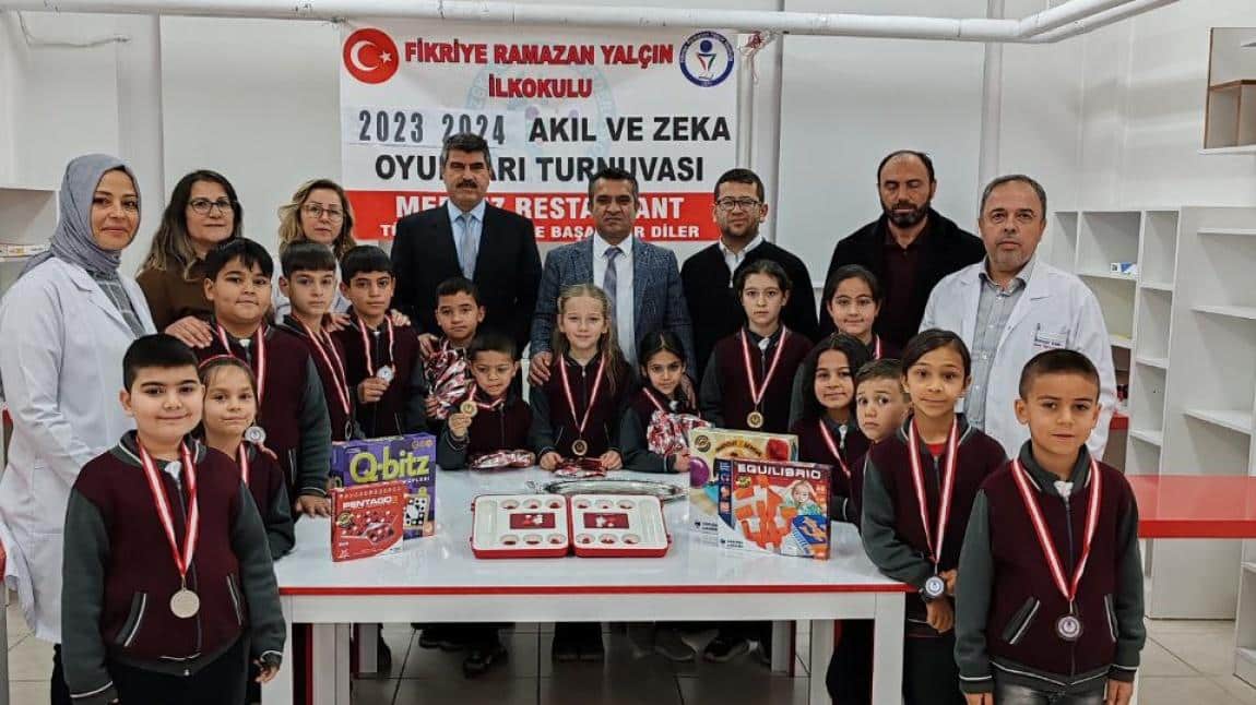 Okulumuzda düzenlenen Akıl ve Zeka Oyunları turnuvasında dereceye girenlere ödülleri İlçe Milli Eğitim Müdürümüz Akif TAK tarafından verilmiştir. 
