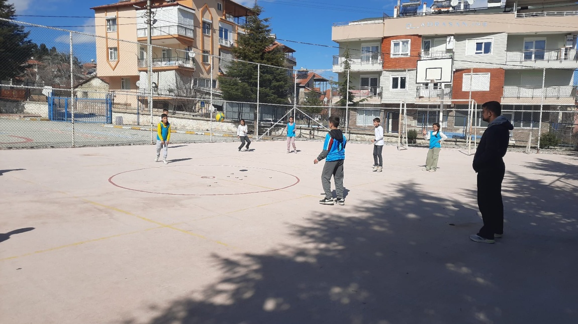 Okulumuzda 4. sınıfları tarafından geleneksel çocuk oyunlarından tombik oyunu yarışması yapıldı.